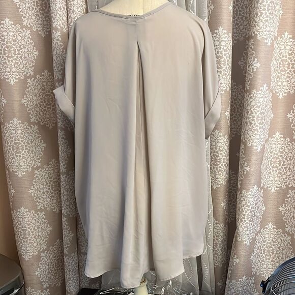 Max Studio V-Neck Short Sleeve Blouse 100% Polyester, Pleated detail size 1x - Picture 3 of 5